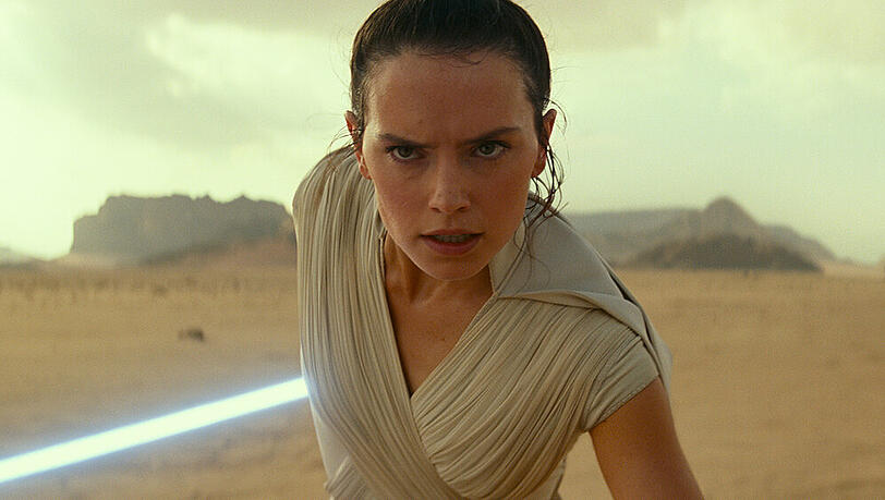 Rey (Daisy Ridley) bekommt es in "Star Wars: Der Aufstieg Skywalkers" wohl nicht nur mit ihrem Erzfeind Kylo Ren zu tun Rey (Daisy Ridley) bekommt es in "Star Wars: Der Aufstieg Skywalkers" wohl nicht nur mit ihrem Erzfeind Kylo Ren zu tun