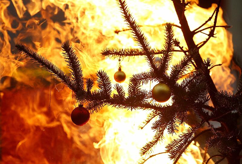 In Aubing brannte ein Christbaum. Ein 60-Jähriger wurde verletzt.