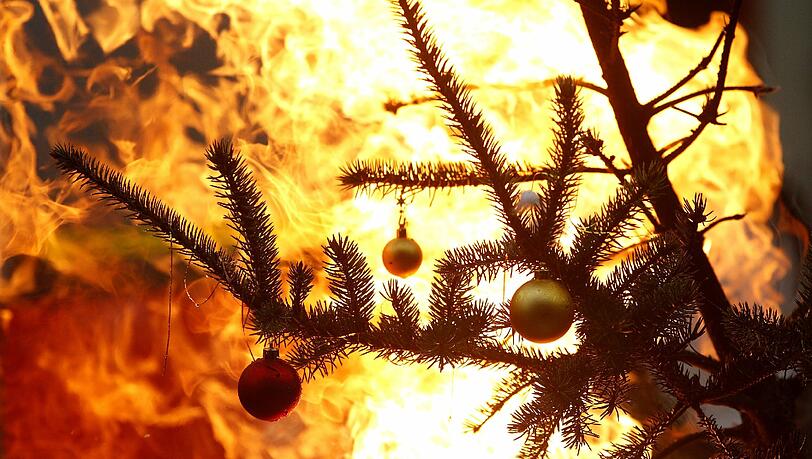 In Aubing brannte ein Christbaum. Ein 60-Jähriger wurde verletzt. In Aubing brannte ein Christbaum. Ein 60-Jähriger wurde verletzt.