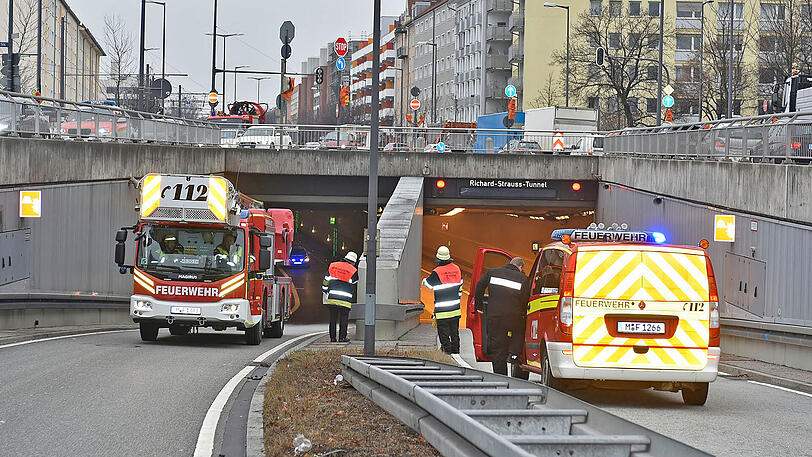 Die eingetroffene Feuerwehr sperrte den Tunnel ab. Grund war ein brennender Lkw.
