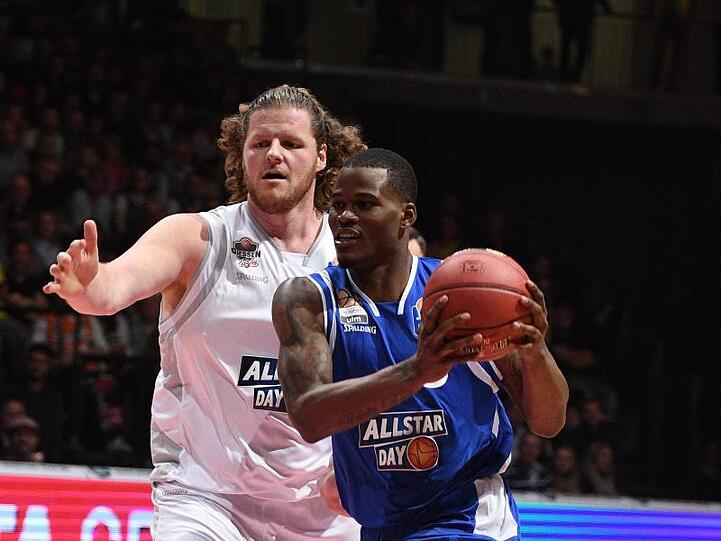 Javonte Green (r, Team International/ratiopharm Ulm) im Duell mit John Bryant (Team National/Giessen 46ers).