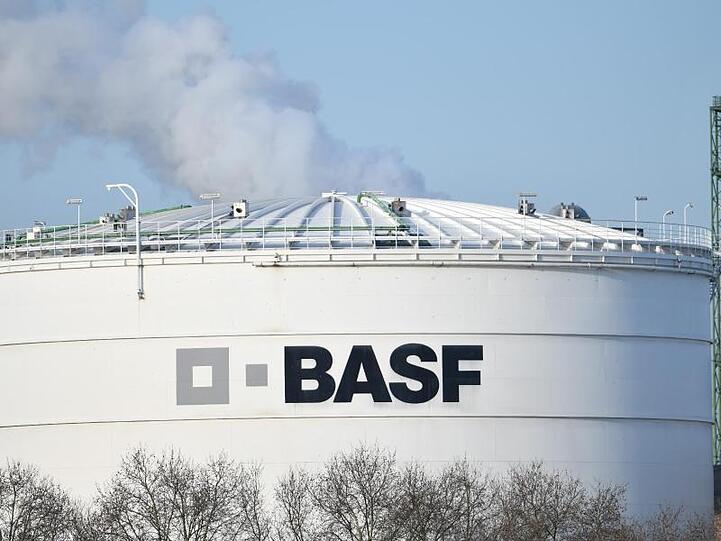 Logo des Chemiekonzerns BASF auf einer Industrieanlage auf dem Werksgelände in Ludwigshafen.