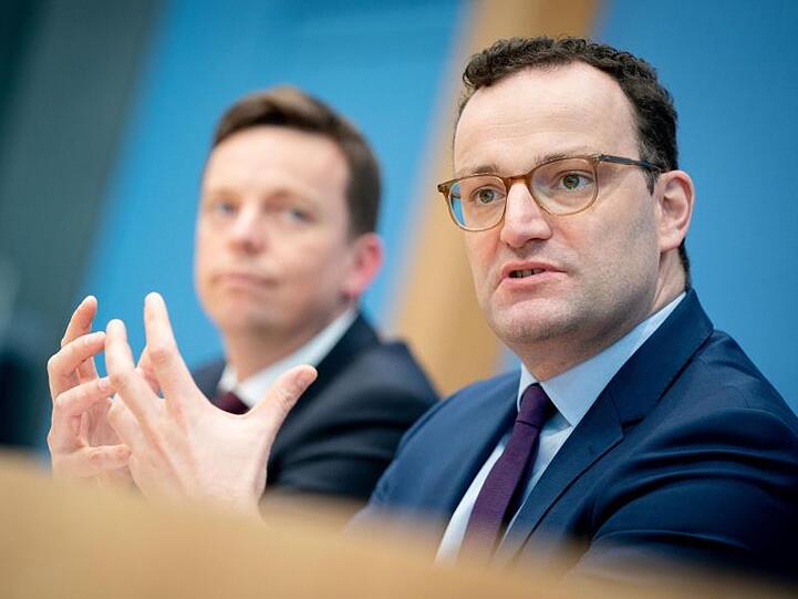 Jens Spahn (r), Bundesminister für Gesundheit, und Tobias Hans, Ministerpräsident des Saarlands, stellen die neue Fachkräfteagentur vor.