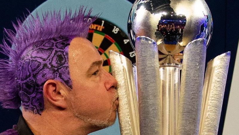 Der schottische Dartspieler Peter Wright herzt nach seinem Sieg die Sid-Waddell-Trophäe. Der schottische Dartspieler Peter Wright herzt nach seinem Sieg die Sid-Waddell-Trophäe.