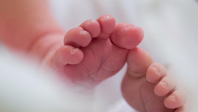 Nach der Entbindung rief der Ehemann den Rettungsdienst, der Mutter und Tochter ins Krankenhaus brachte. (Symbolbild)