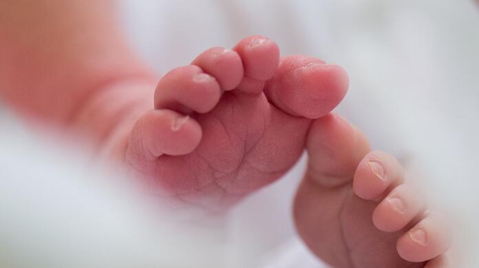 Nach der Entbindung rief der Ehemann den Rettungsdienst, der Mutter und Tochter ins Krankenhaus brachte. (Symbolbild)