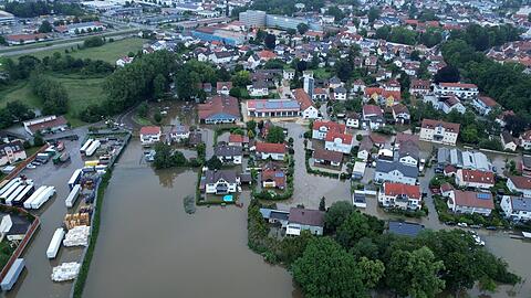 Eine Luftaufnahme zeigt überschwemmte Straßen in Schrobenhausen im Landkreis Neuburg-Schrobenhausen.