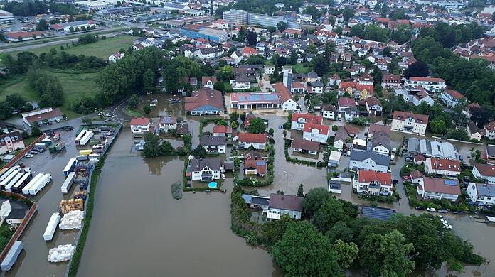 Eine Luftaufnahme zeigt überschwemmte Straßen in Schrobenhausen im Landkreis Neuburg-Schrobenhausen.