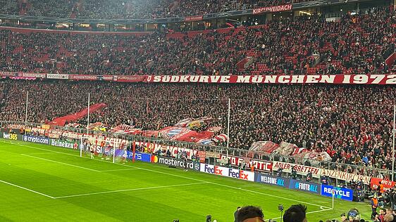 Fan-Vorbereitungen: Die Südkurve vor dem Spiel FC Bayern gegen Bayer Leverkusen