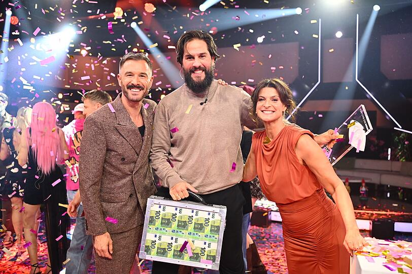 Maurice Dziwak (Mitte) bekommt von Jochen Schropp und Marlene Lufen den Pokal und 100.000 Euro überreicht. Maurice Dziwak (Mitte) bekommt von Jochen Schropp und Marlene Lufen den Pokal und 100.000 Euro überreicht.