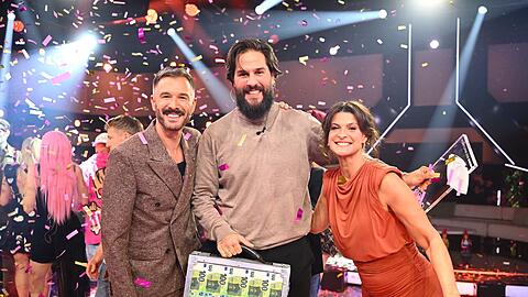 Maurice Dziwak (Mitte) bekommt von Jochen Schropp und Marlene Lufen den Pokal und 100.000 Euro &uuml;berreicht.