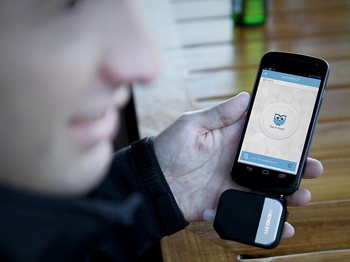 Mit "Alcohoot" können Sie Ihren Atemalkohol mittels Smartphone ermitteln
