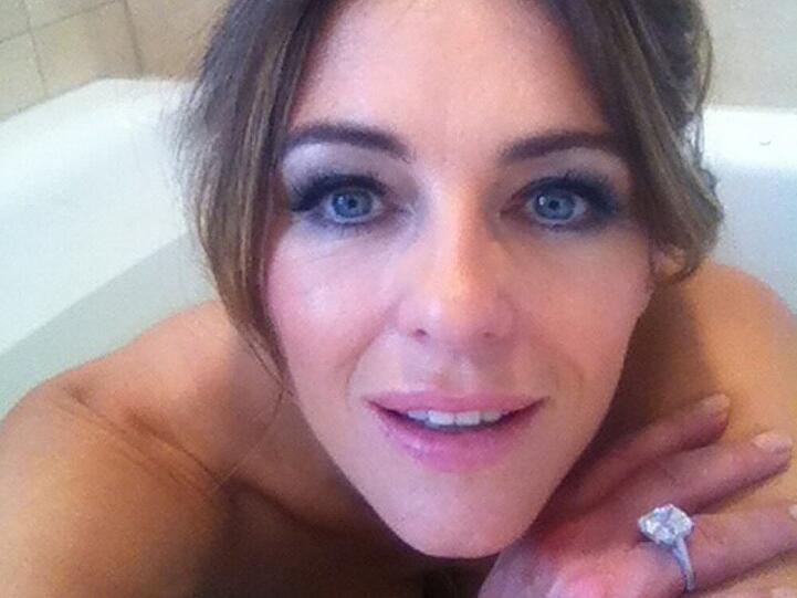Elizabeth Hurley geschminkt in der Badewanne