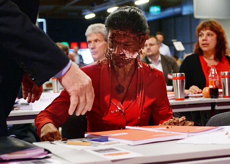 Eklat in Magdeburg: Die Linken-Fraktionschefin Sahra Wagenknecht ist auf dem Linken-Parteitag mit einer Torte beworfen worden. Die Bilder!