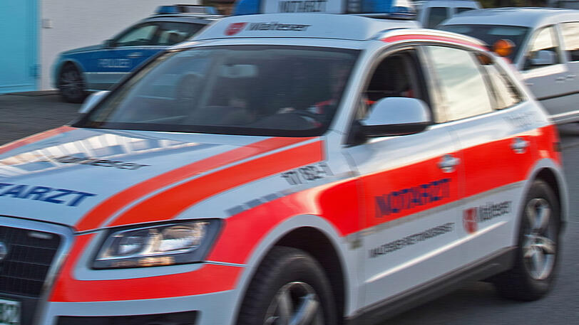 Die eintreffenden Rettungskräfte konnten nur noch den Tod des Mannes feststellen. (Symbolbild)