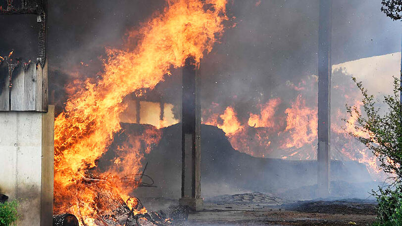 Die Lagerhalle einer Kompostieranlage in Hergolding (Gemeinde Vaterstetten) ist niedergebrannt.