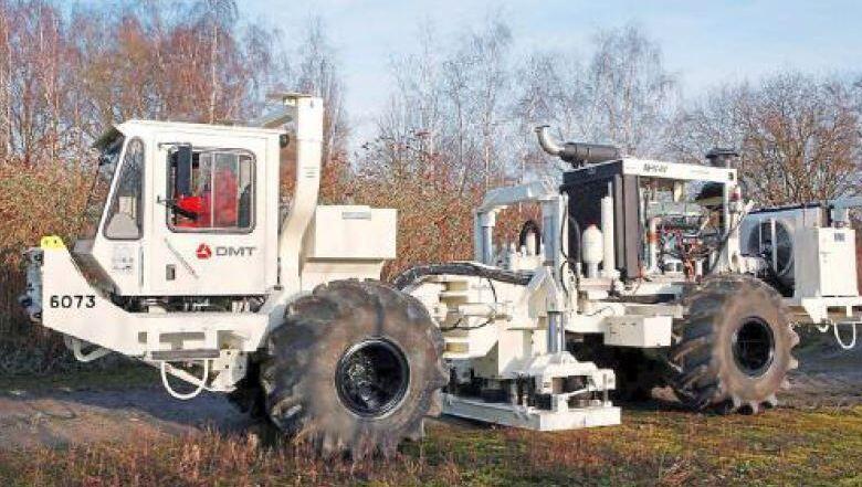 Die Platte in der Mitte des Fahrzeugs sorgt für die Vibrationen.