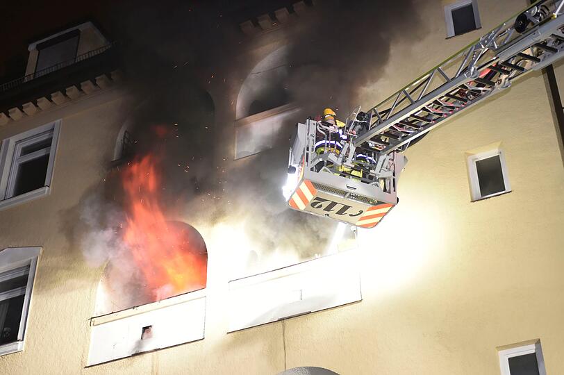 In der Nacht ist in Schwabing in einem Mehrfamilienhaus ein Wohnungsbrand ausgebrochen.