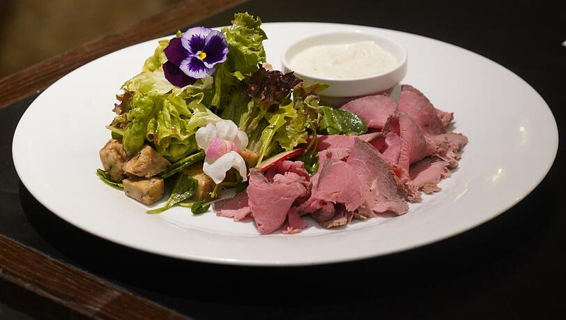 Erster Gang: Rosa Roastbeef an buntem Breznknödelsalat.
