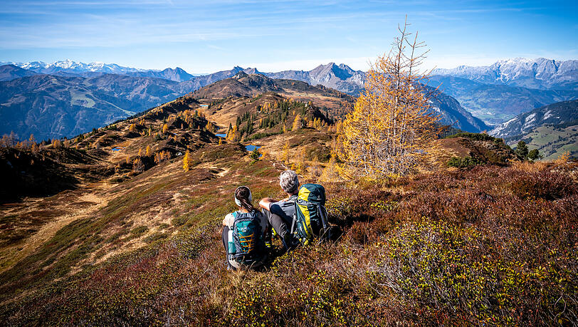 Rast an den Trögseen mit Blick über das Großarltal. Rast an den Trögseen mit Blick über das Großarltal.