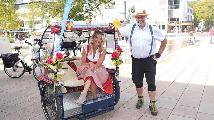 Der Rikschafahrer Thomas Schiedeck mit seinem Gefährt am Südtiroler Platz in Rosenheim. Hier trifft ihn die AZ noch vor der Wiesn für ein Foto. Die Kundin hat sich schon mal fesch gemacht. Der Rikschafahrer Thomas Schiedeck mit seinem Gefährt am Südtiroler Platz in Rosenheim. Hier trifft ihn die AZ noch vor der Wiesn für ein Foto. Die Kundin hat sich schon mal fesch gemacht.