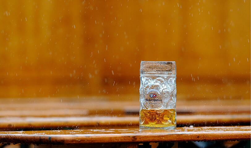 MASSKRUG-DIEBSTÄHLE: Nein, das ist nicht wie fälschlicherwise oft angenommen ein anerkanntens Brauchtum, sondern ein Vergehen. 226.000 Maßkrüge ließen Wiesnbesucher einfach mitgehen.