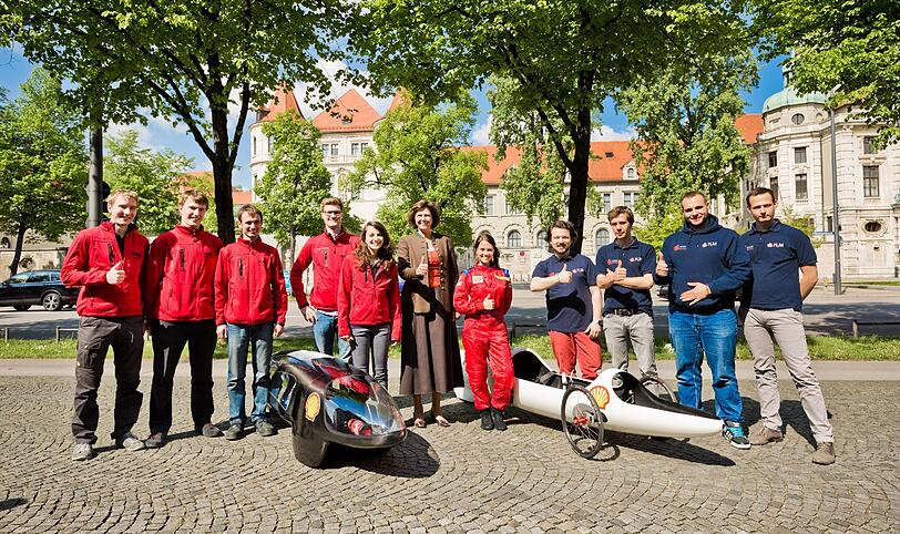 Ministerin mit Tüftlern und Eco-Rennern: Ilse Aigner begrüßte die Eco Marathon-Teams aus München.