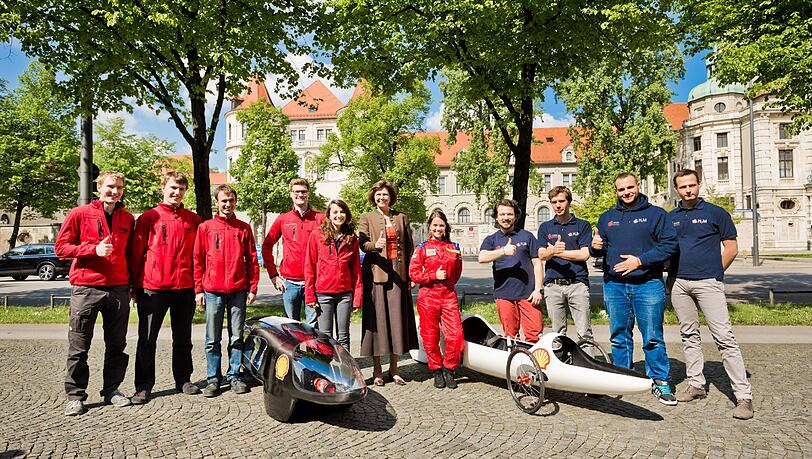 Ministerin mit Tüftlern und Eco-Rennern: Ilse Aigner begrüßte die Eco Marathon-Teams aus München. Ministerin mit Tüftlern und Eco-Rennern: Ilse Aigner begrüßte die Eco Marathon-Teams aus München.