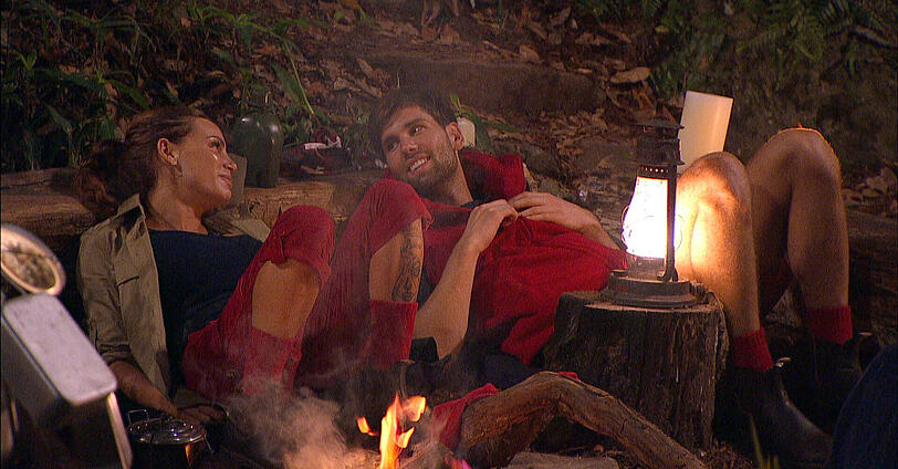 Love is in the air: Gina-Lisa und Honey flirten so unbeholfen, wie es nur Dschungelcamper zustande bekommen.