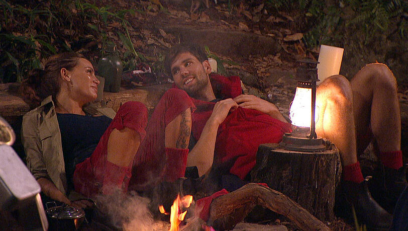 Love is in the air: Gina-Lisa und Honey flirten so unbeholfen, wie es nur Dschungelcamper zustande bekommen. Love is in the air: Gina-Lisa und Honey flirten so unbeholfen, wie es nur Dschungelcamper zustande bekommen.