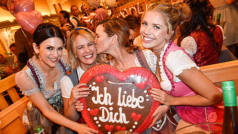 Lieben sich alle: Viktoria Lauterbach, Monica Ivancan, Judith Dommermuth, Victoria Swarovski