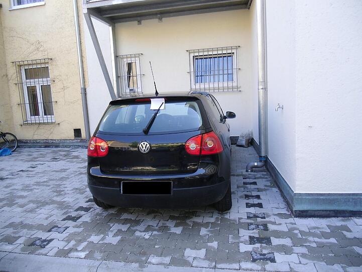 Der Brief klemmt unter dem Scheibenwischer eines Falschparkers. Legal?