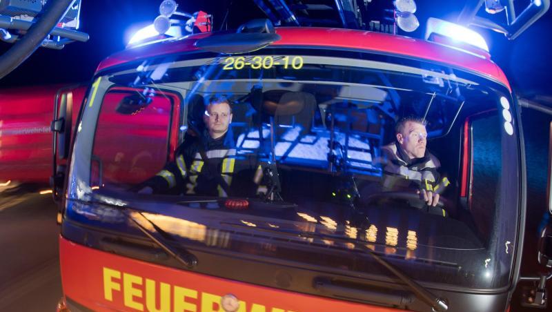 Feuerwehrleute sitzen für Fotoaufnahmen in einem Leiterwagen (Aufnahme mit langer Verschlusszeit). Foto: Julian Stratenschulte/Archiv Feuerwehrleute sitzen für Fotoaufnahmen in einem Leiterwagen (Aufnahme mit langer Verschlusszeit). Foto: Julian Stratenschulte/Archiv