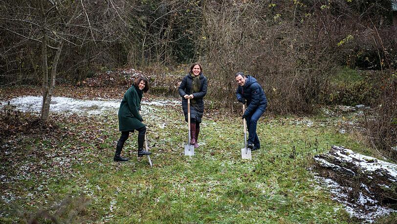 Bürgermeisterin Verena Dietl (m.), Marlies Mirbeth, Vorstandsmitglied der Stadtsparkasse München und Tierpark-Direktor Rasem Baban geben den Startschuss für den Bau der Anlage.