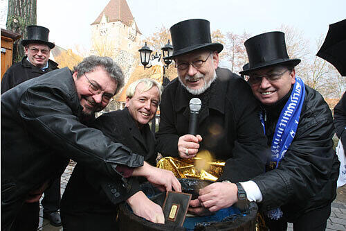 Beerdigten den Fasching: SPD-Stadtrat und Ehrenritter Lorenz Gradl, SPD-Landtagsabgeordneter Stefan Schuster, Schwanenritter-Großkomtur Gerhard Sperber sowie der 1. Vorsitzender Willi Braunreiter (v. li.).