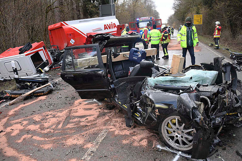 Der Autofahrer war sofort tot.