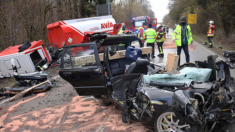 Der Autofahrer war sofort tot. Der Autofahrer war sofort tot.