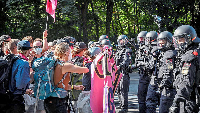 Polizei und Demonstranten in den Tagen der IAA. Foto: Archiv/imago