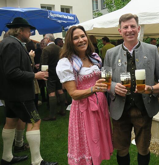 Priesen die bayerisch-amerikanische Freundschaft: Augustiner-Chefin Catherine Demeter und US-Generalkonsul Timothy Liston.