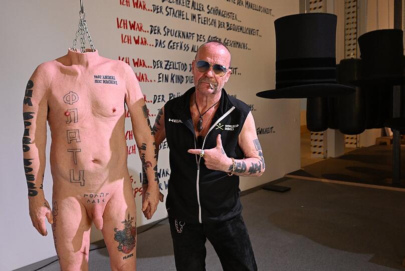 Der Künstler Flatz zeigt eine naturgetreue Nachbildung seines Körpers mit sämtlichen Tattoos - die Schriftzüge reichen von Adorno- oder Cicero-Zitaten bis zum Flatz-Wappen. Sie werden am Donnerstag versteigert, Christie's-Präsident Dirk Boll steht am Auktionspult.