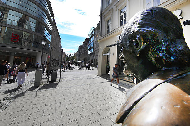 Jetzt kann der Stadtspaziergänger wieder das Treiben in der Altstadt beobachten: Die Sigi Sommer Statue ist wieder da.