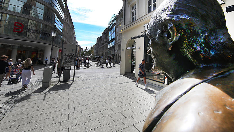 Jetzt kann der Stadtspaziergänger wieder das Treiben in der Altstadt beobachten: Die Sigi Sommer Statue ist wieder da.
