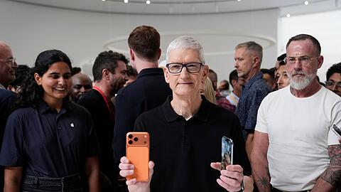 Unter Tim Cook als Konzernchef trieb das iPhone ma&szlig;geblich das Apple-Gesch&auml;ft an. (Archivbild)