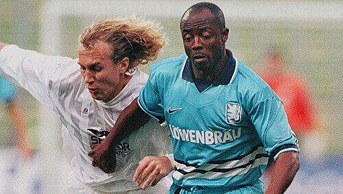 Abedi Pele im Dress des TSV 1860. Abedi Pele im Dress des TSV 1860.