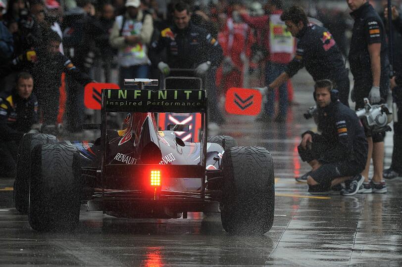 Crash beim Training: Vettel hat seinen Formel-1-Bolide zerschossen. Die Bilder