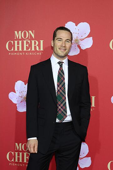 Lässiges Understatement des kanadischen Schauspielers Luke Macfarlane auf der Charity-Gala "Mon Chéri Barbara-Tag" im Schloss Nymphenburg.
