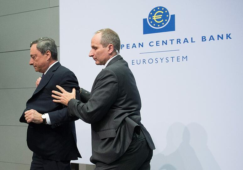 Zwischenfall bei der EZB: Draghi muss eine PK unterbrechen, weil eine Femen-Aktivistin die Konferenz stört. Die Bilder...