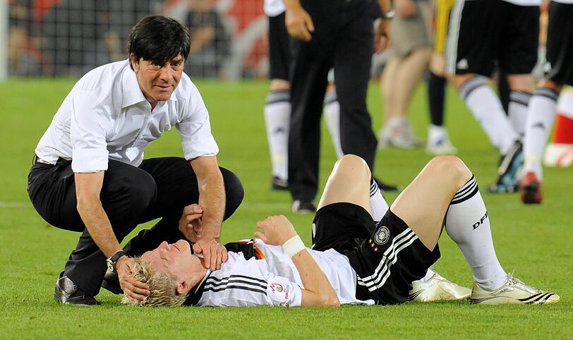 EM 2008: Bundestrainer Joachim Löw muss ihn nach der 0:1-Finalniederlage gegen Spanien trösten. Zuvor: rote Karte gegen Kroatien, Torschütze und &bdquo;Man of the match&ldquo; gegen Portugal.