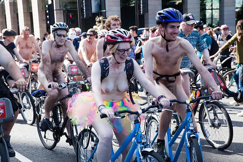 Hüllenlos und bunt bemalt - so war die nackte Radl-Parade durch die Londoner City.