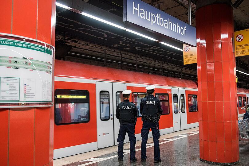 Am S-Bahnsteig fand die Bundespolizei einen blutenden Mann auf dem Boden.